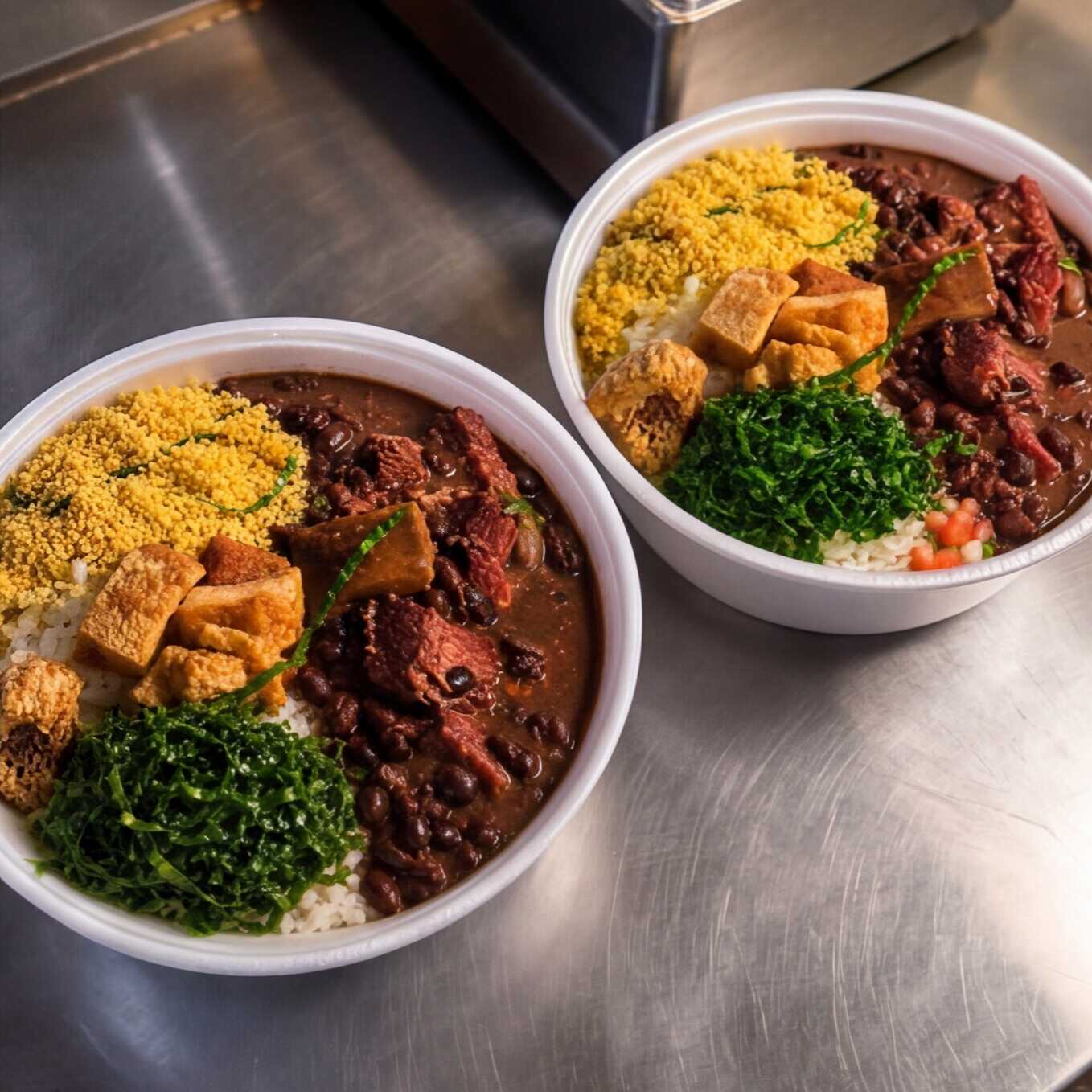 Arroz, feijoada caprichada (calabresa, bacon e costelinha), farofa de cebola, couve refogada no alho e laranja!