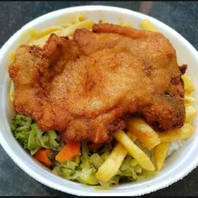 arroz, feijão, macarrão, legumes, farofa, batata frita, bisteca de porco empanada e acompanha salada