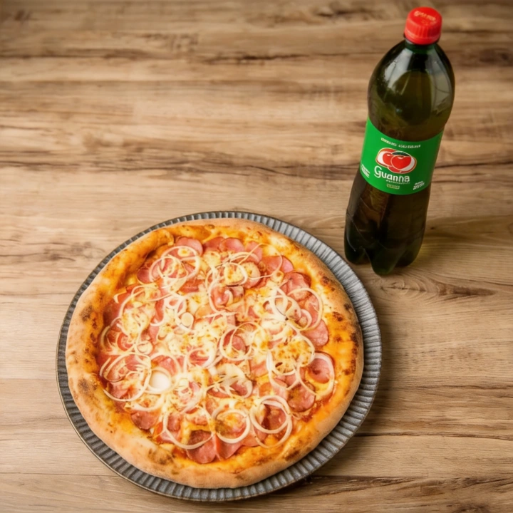 Aproveite nossa promoção irresistível de 'Uma Pizza Gigante + Guaraná Antarctica'. Esta deliciosa pizza, com generosas 8 fatias e um diâmetro de 35cm, é perfeita para compartilhar com amigos ou família. A imagem é meramente ilustrativa, mas garante que você receberá uma pizza de extrema qualidade e sabor inigualável. Para completar, acompanha um refrescante Guaraná Antarctica, a bebida favorita dos brasileiros. Não perca essa combinação perfeita de sabor e economia!