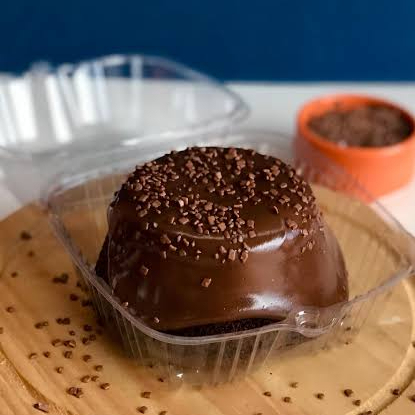 Massa 50% cacau molhadinha , cobertura de brigadeiro belga muito cremoso.