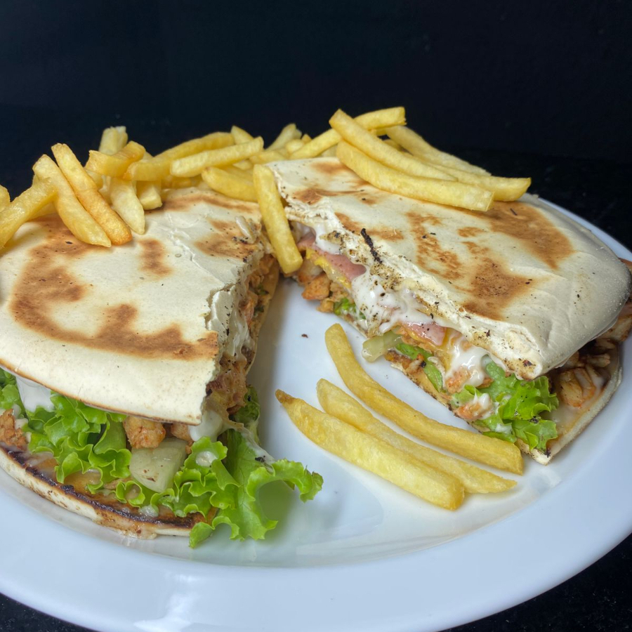 Pão Sírio, CALABRESA, Queijo, Presunto, Cebola Caramelizada, Tomate, Alface e Batata.