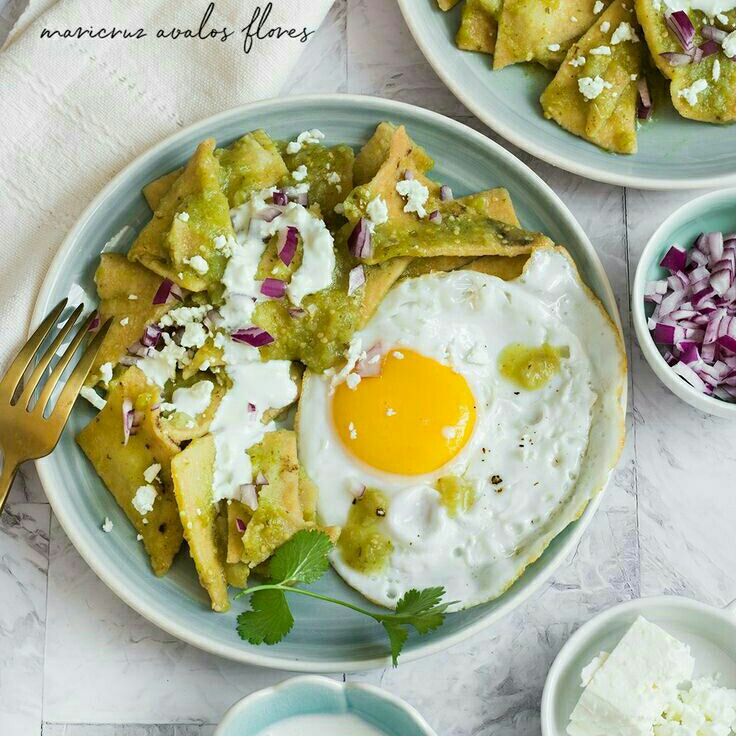 Chilaquiles verdes, con huevo.