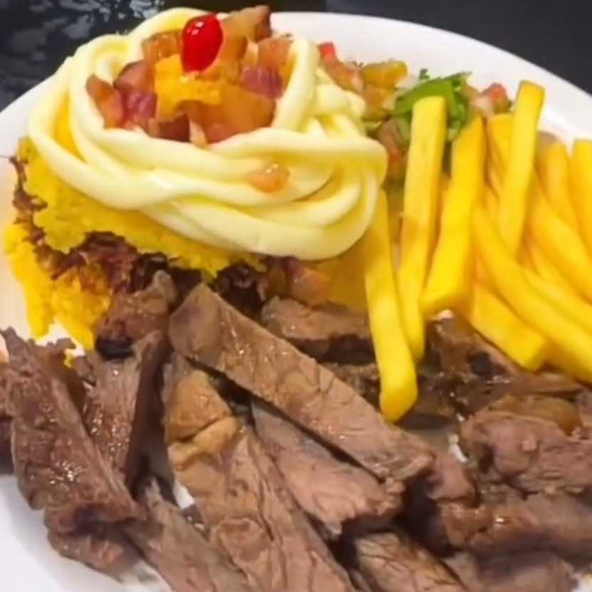 Cuscuz recheado com calabresa e Catupiry, coberto com mais Catupiry, acompanha vinagrete, contra filé grelhado e batata frita