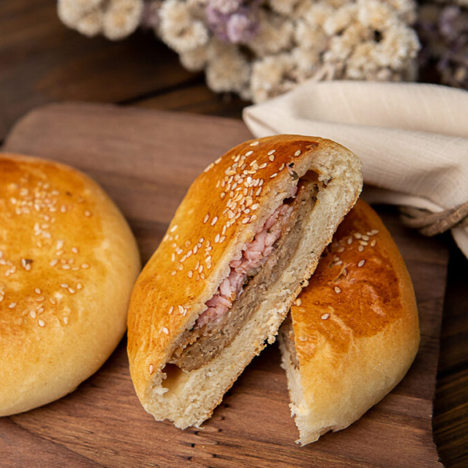 Delicioso salgado assado com hambúrguer, queijo, presunto e requeijão cremoso