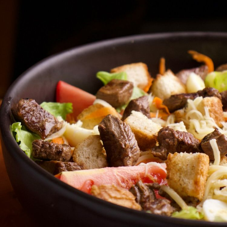 Alface fresca, tomate, cenoura, ovos de codorna, croutons dourados e Alcatra grelhado, acompanha molho rosê.