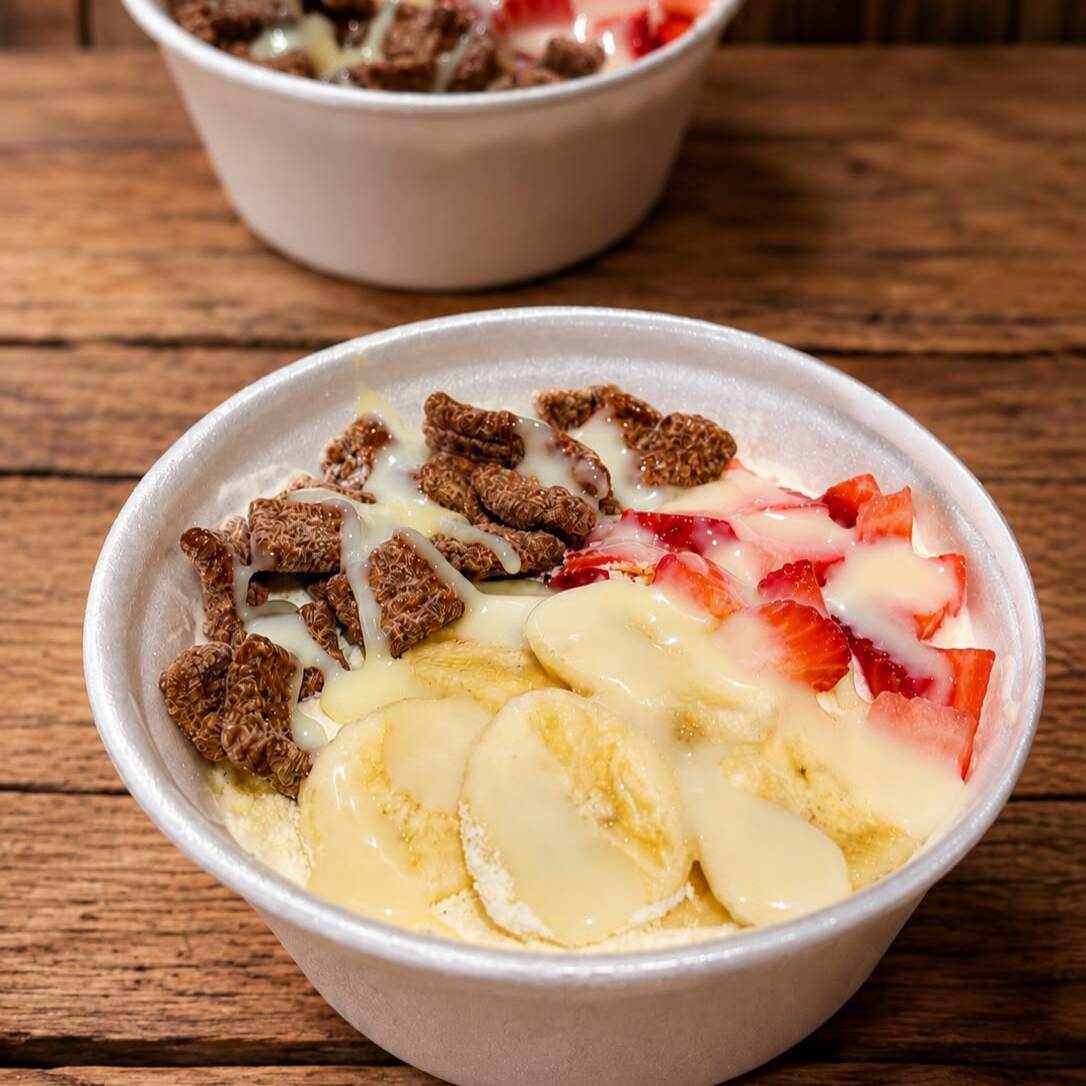 Açaí na Marmita 💜🍓 Muito açaí, muita cremosidade e espaço de sobra para deixar do seu jeito! 😍 Nosso Açaí na Marmita é perfeito para quem não abre mão de uma porção generosa, com açaí cremoso e delicioso acompanhado dos seus complementos favoritos. Monte sua combinação, capriche nos adicionais e aproveite cada colherada! Ideal para matar aquela vontade de açaí ou até compartilhar! 💜