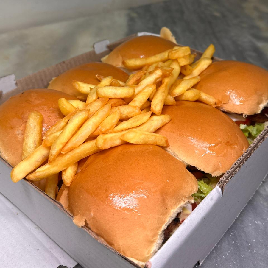 IDEAL PARA COMPARTILHAR! O COMBO VEM ACOMAPNHADO COM 06 HAMBÚRGUERES PREPARADOS EM PÃO MACIO E CARNE INDUSTRIAL SUCULENTA, COMPOSTO POR SALADA FRESCA E NOSSOS MOLHOS ESPECIAIS: MAIONESE TEMPERADA,MOLHO CHEDDAR CREMOSO E NOSSO MOLHO MOSTARDA E MEL AGRIDOÇE QUE DEIXAM CADA MORDIDA EXTRA DELICIOSA.ACOMPANHADO DE UMA PORÇÃO DE BATATA FRITA