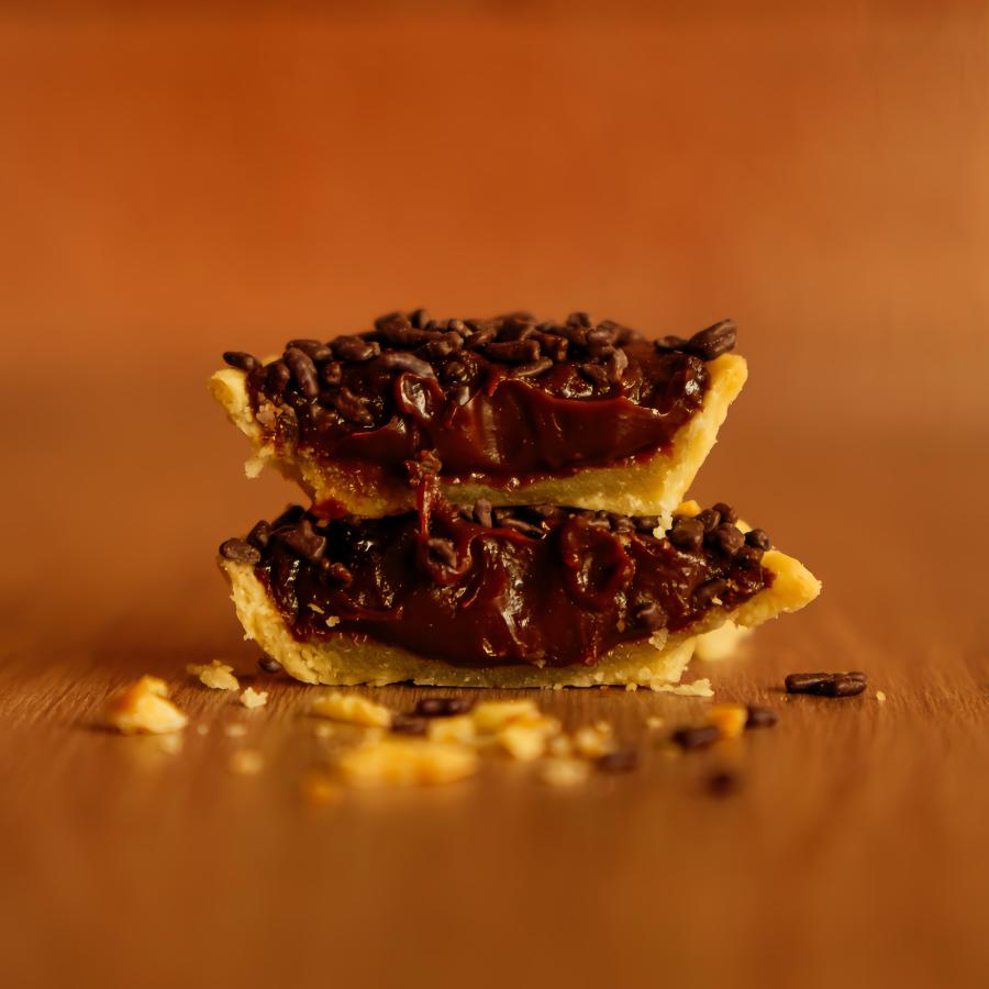 Um doce abraço em forma de empadinha! Aberta e generosamente recheada com um maravilhoso Brigadeiro Moça Nestlé, cada mordida é pura indulgência e aconchego. Perfeita para transformar qualquer momento em um instante de pura felicidade! 🍫❤️