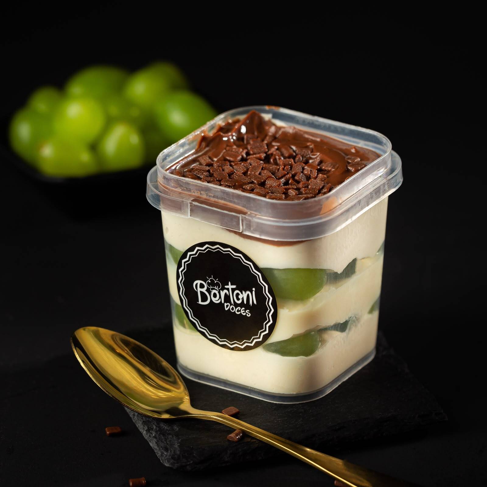 Mousse de leite ninnho, uvas verdes sem semente, creme de Ninho e ganache de chocolate finalizada com granulado ao leite. (220ml)
Obs.: a Bertoni Doces não altera nenhum produto ou retira/adiciona ingrediente.