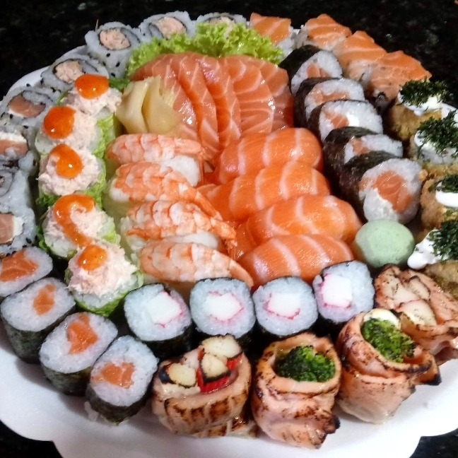 05 SASHIMI DE SALMÃO, 04 NIGIRI DE SALMÃO, 04 NIGIRI DE CAMARÃO, 04 URAMAKI DE KANI ESPECIAL, 04 URAMAKI DE SALMÃO GRELHADO, 04 URAMAKI DE SALMÃO CRU E CREAM CHEESE, 04 KANI MAKI, 04 SHAKE MAKI, 04 SHAKE COUVE, 05 ACELGA MAKI, 04 MAÇARICADO, 04 FILADÉLFIA
