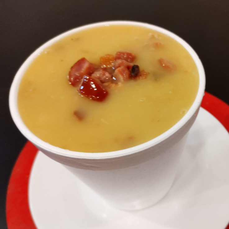 Maravilhoso caldo de mandioca com calabresa e bacon.