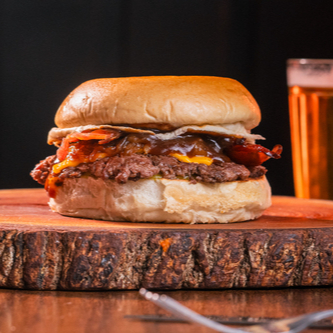 Pão de Forma, 1 Hamburguer Smash (90g), Cheddar, Bacon, Cebola Caramelizada, Barbecue e Mostarda