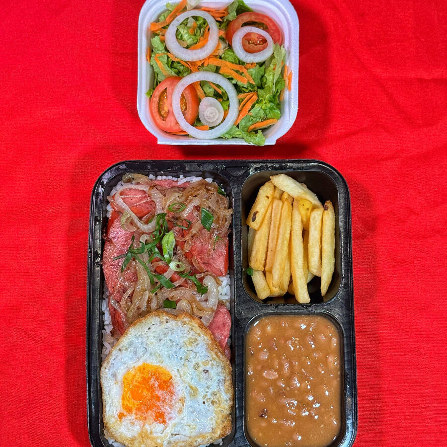 Arroz soltinho, feijão caseiro, calabresa acebolada, ovo frito, farofa especial, batata frita crocante e salada completa com alface, tomate, cebola e cenoura. Um prato caseiro, nutritivo e cheio de sabor!