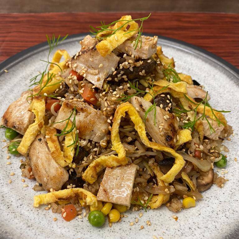 Yakimeshi ( Cerdo ) + Gaseosa 250 Ml