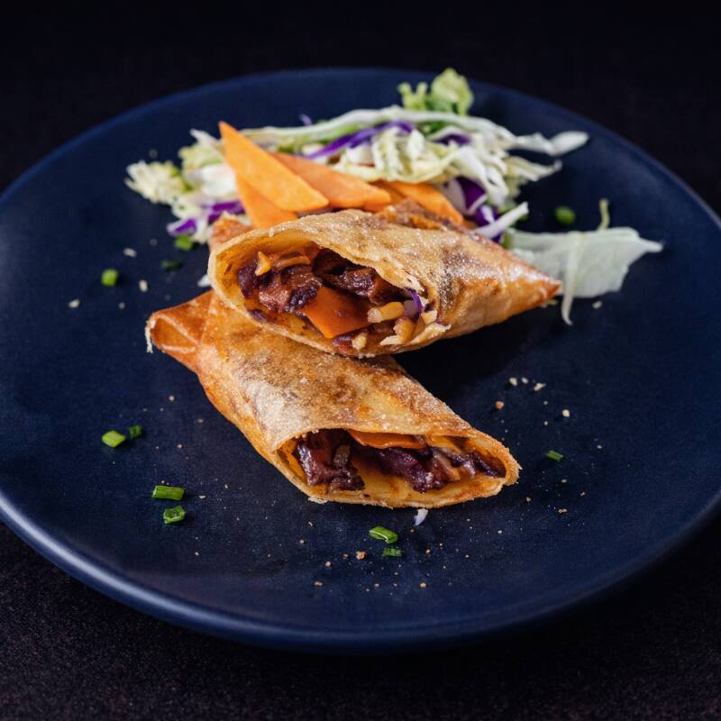 2 unidades de rolinho na massa de harumaki com carne e legumes.
