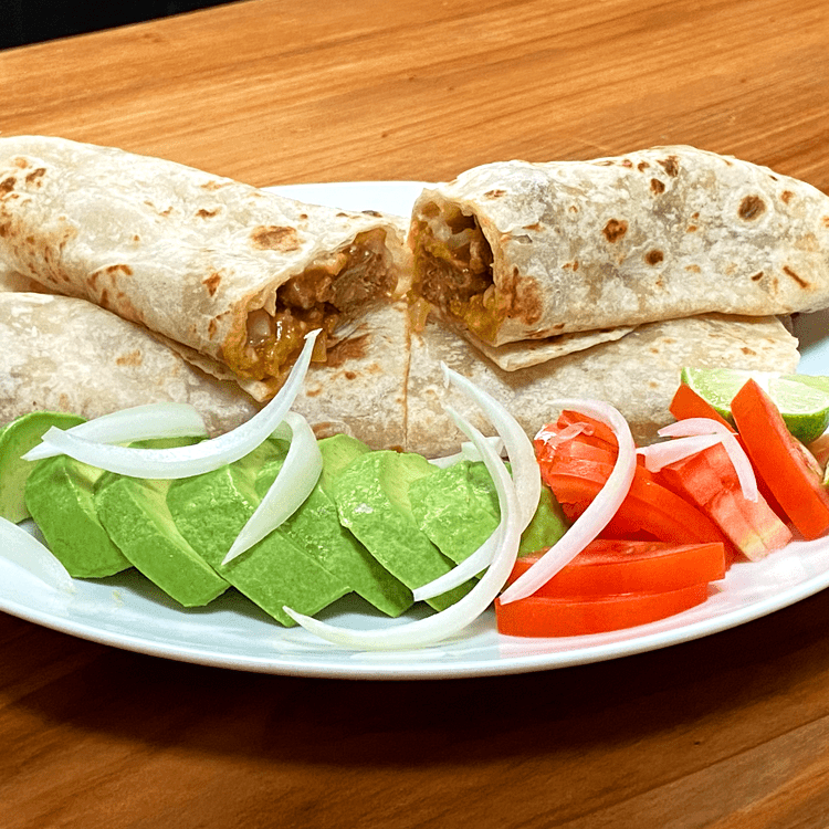 Burro de chicharrón en salsa roja