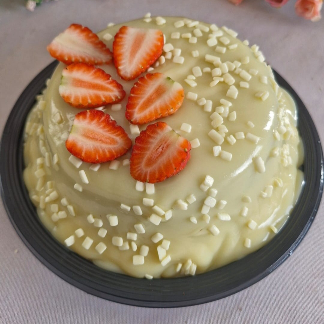 Massa de chocolate fofinha com cobertura e vulcão de brigadeiro cremoso de leite Ninho e morangos. Aprox.500gr. Serve 4 pessoas.