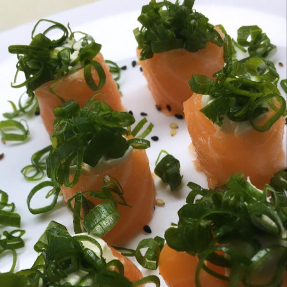 salmão enrolado no cream cheese com cebolinha