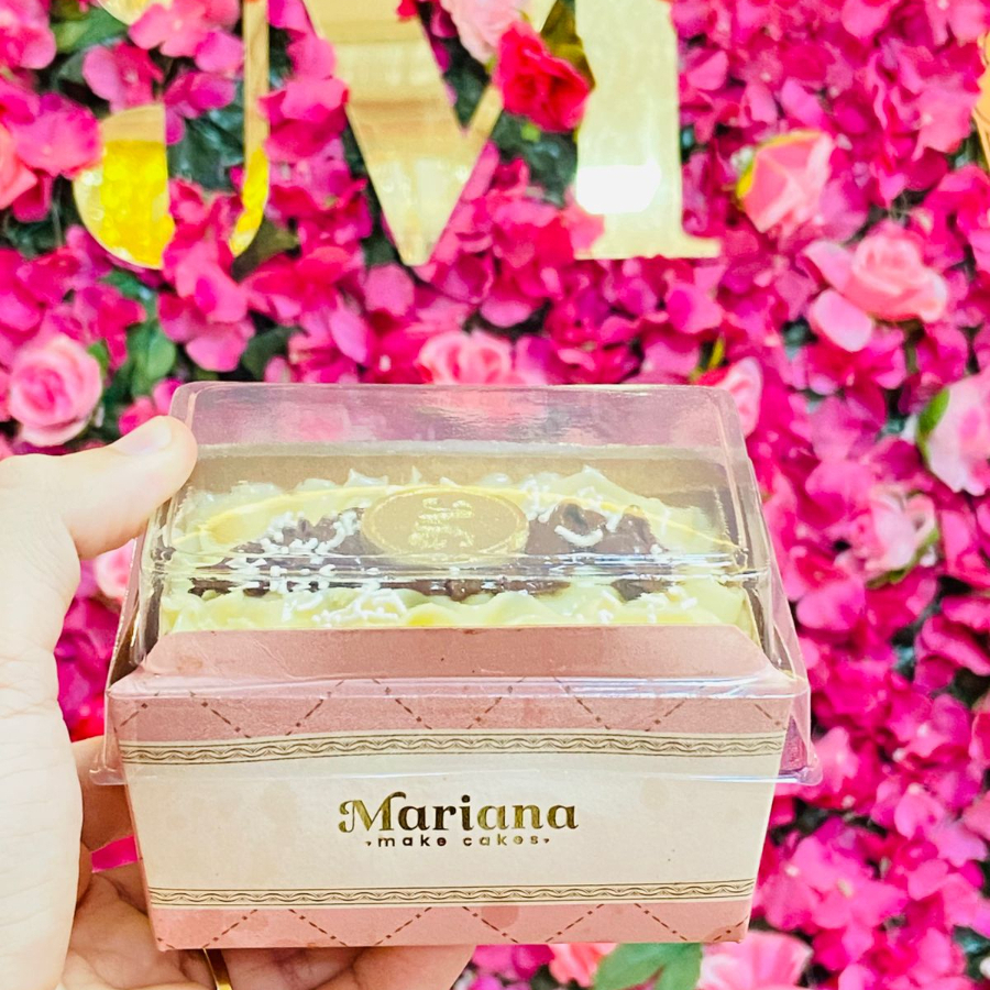 Bolo caseiro de massa de chocolate, com deliciosa cobertura. Os sabores podem variar de acordo com a disponibilidade