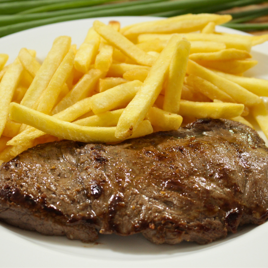 Arroz, feijão, farofa, fritas, salada do dia e contra filé