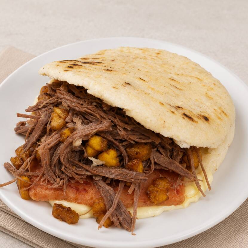 Arepa Rellena de Carne Desmechada