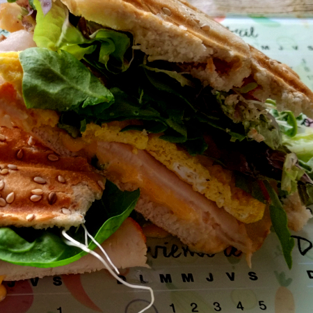 Sandwich de Huevo con Jamon de Pavo.