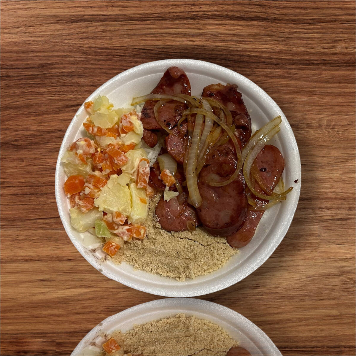 Marmita acompanha arroz branco, feijão preto, farofa e maionese.