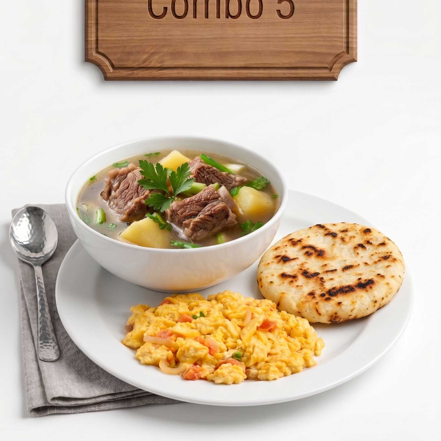 C5 Caldo de Costilla, huevos al gusto, arepa