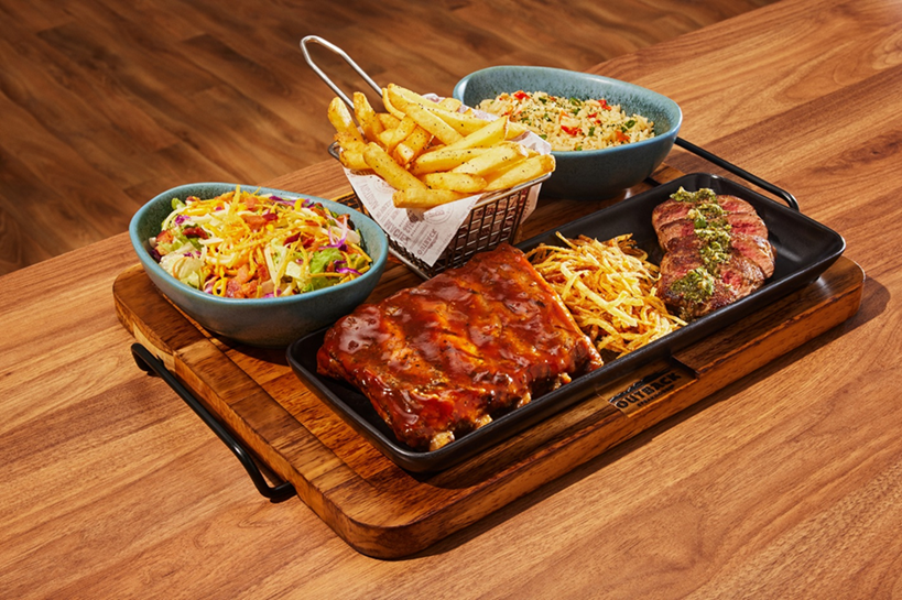 Combinação de Junior Ribs e do nosso Steak de Filet Mignon ( aprox. 200g) finalizado com chimichurri, servidos com nossa Crunchy Potatoes. Para as Ribs, você pode escolher entre os molhos Barbecue e Billabong. E ainda três acompanhamentos de sua preferência.