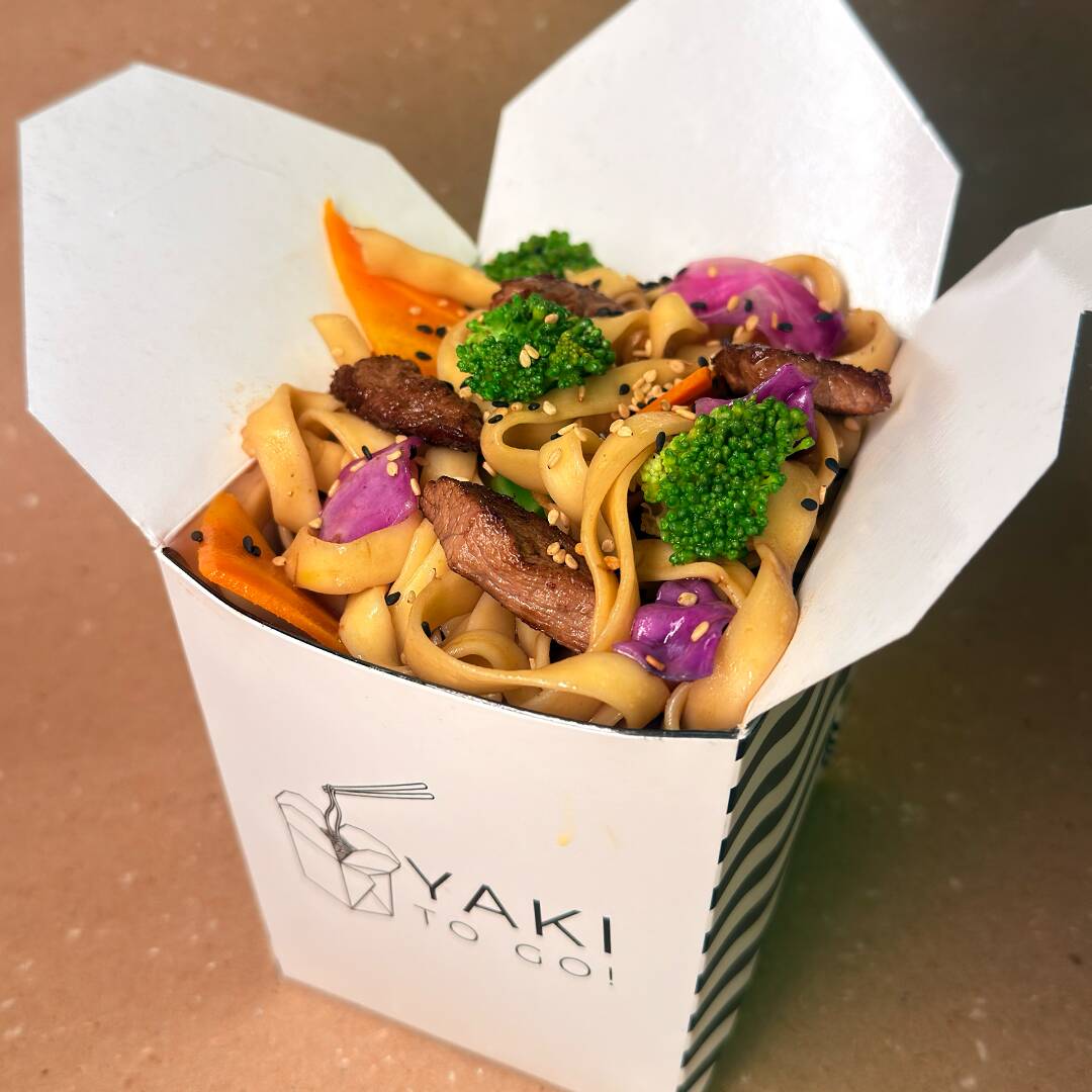 Mignon, talharim, brócolis, repolho roxo e cenoura, molho nosso delicioso molho tradicional.