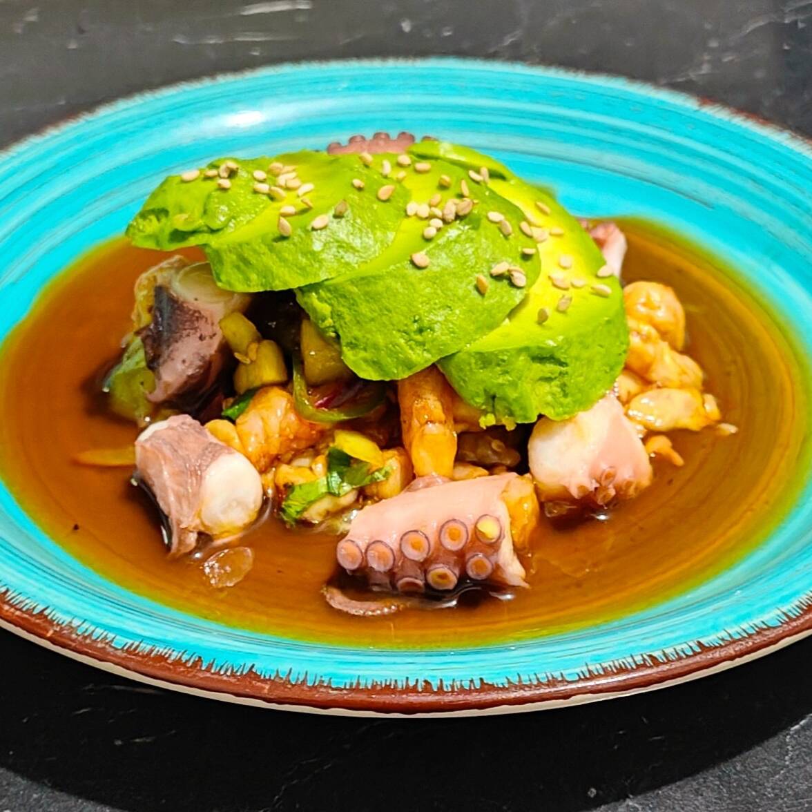 Tostada de Camarones y Pulpo en Salsa Negra