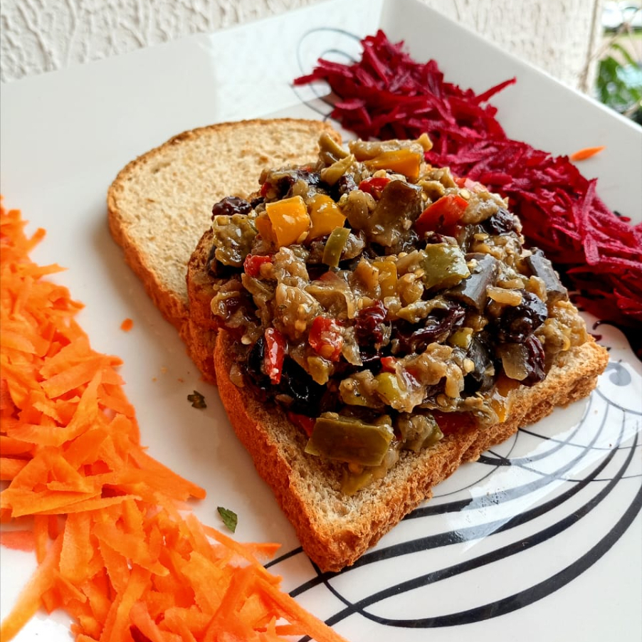 Leve, refrescante, nutritivo e 100% plant-based! Recheio generoso de caponata de berinjela feita aqui na nossa cozinha, com ingredientes naturais e temperos frescos. É a pedida ideal para quem busca um lanche rico em fibras, sem ingredientes de origem animal - vegano - e com aquele gostinho de comida de verdade, com leve toque agridoce, envolto em azeite extra-virgem. Acompanha 2 fatias de pão integral 65% vegano. Envie no campo observações a escolha de até 3 complementos gratuitos no seu lanche: Cenoura fresca ralada, Alface fresca, Beterraba ralada, Tomate cereja, Pepino em conserva agridoce.