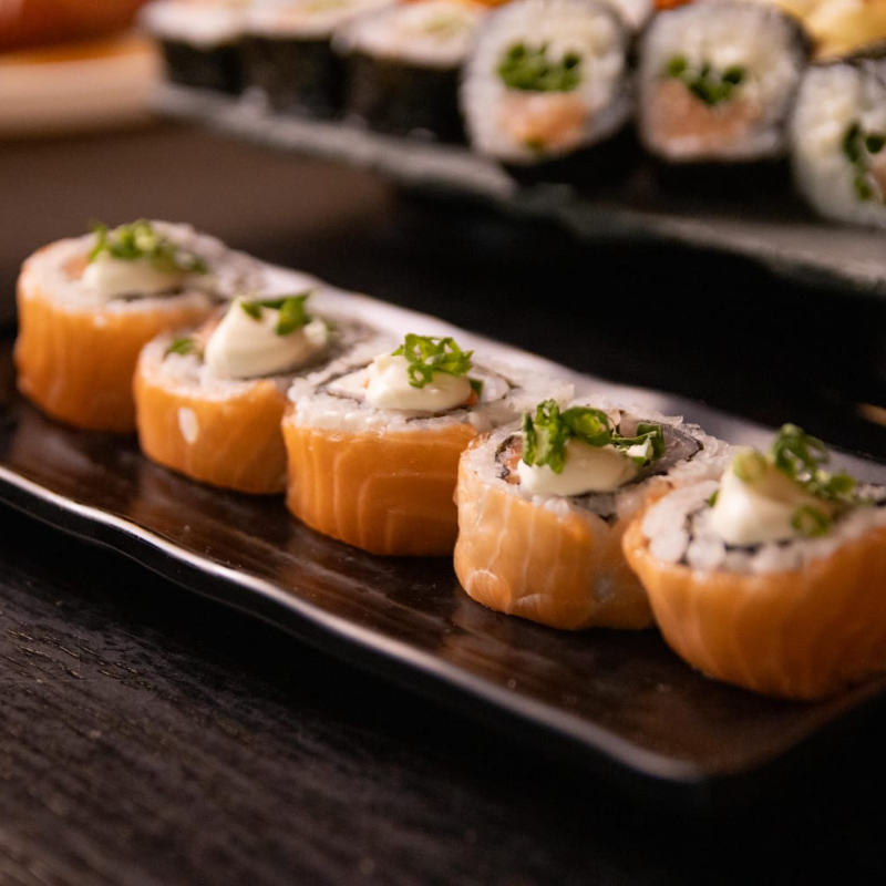 Delicioso enrolado com arroz por fora, recheado com salmão e lâminas defumado e cream cheese, finalizado com um toque especial que realça o sabor defumado e suave. Uma combinação irresistível para os amantes de sabores marcantes.