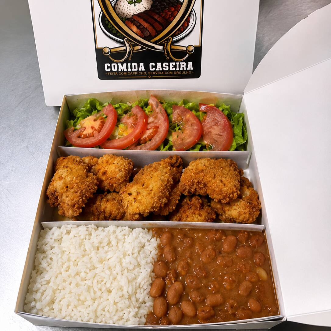 Arroz branco soltinho, feijão carioca, salada fresca de alface e tomate e delicioso frango empanado crocante. Uma refeição completa, saborosa e preparada com todo o carinho.