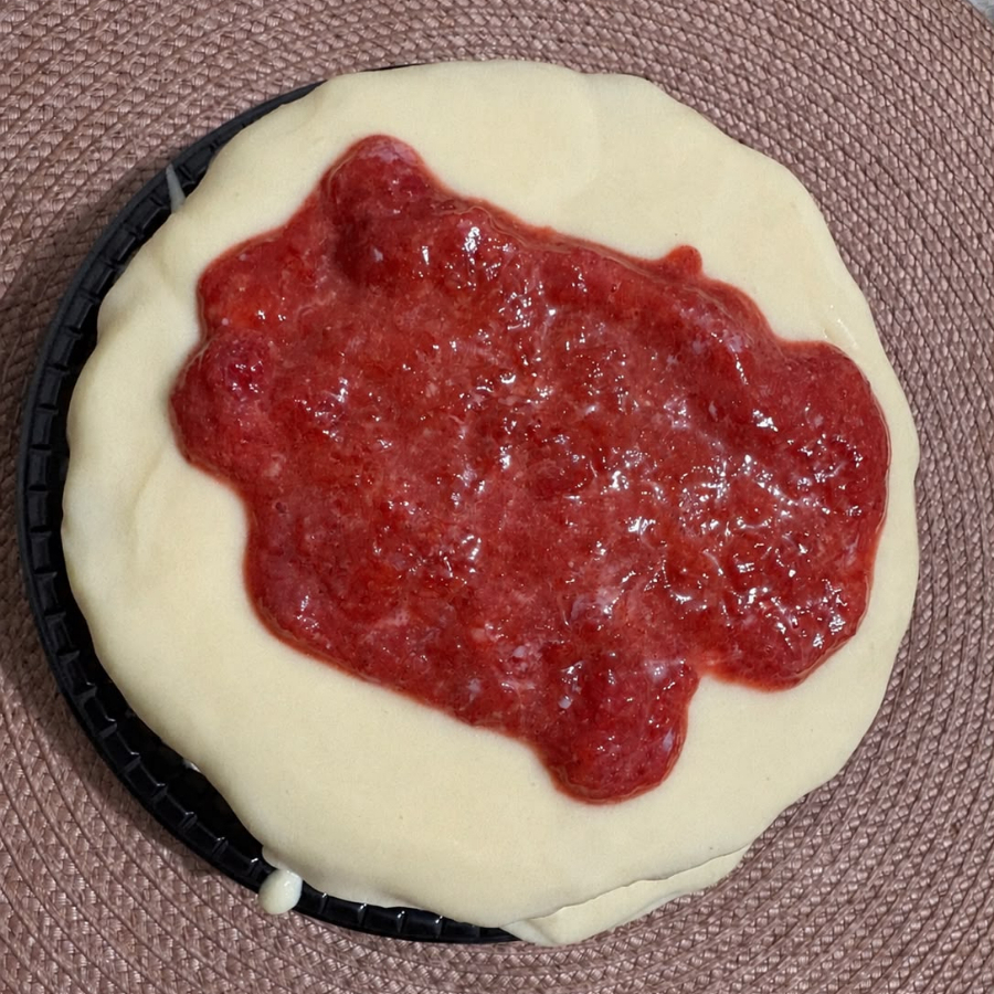 Bolo de Ninho com Geleia de Morango massa fofinha, recheio cremoso de Ninho e aquele toque irresistível da geleia de morango. Uma combinação que dá água na boca!