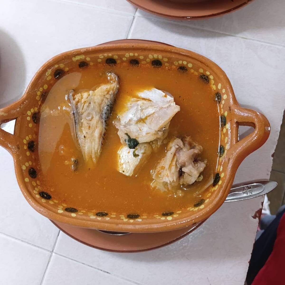 Caldo de Cabeza y Pecho de Robalo