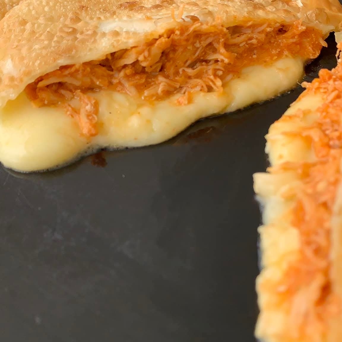 Nessa promoção você leva um pastel de frango com queijo, um pastel de carne com ovo e um pastel de banana, canela e açúcar. Aproveite os melhores pastéis do Rio.