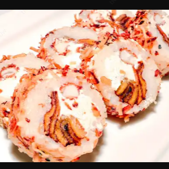 Sushi Coco Roll con guarniciones.