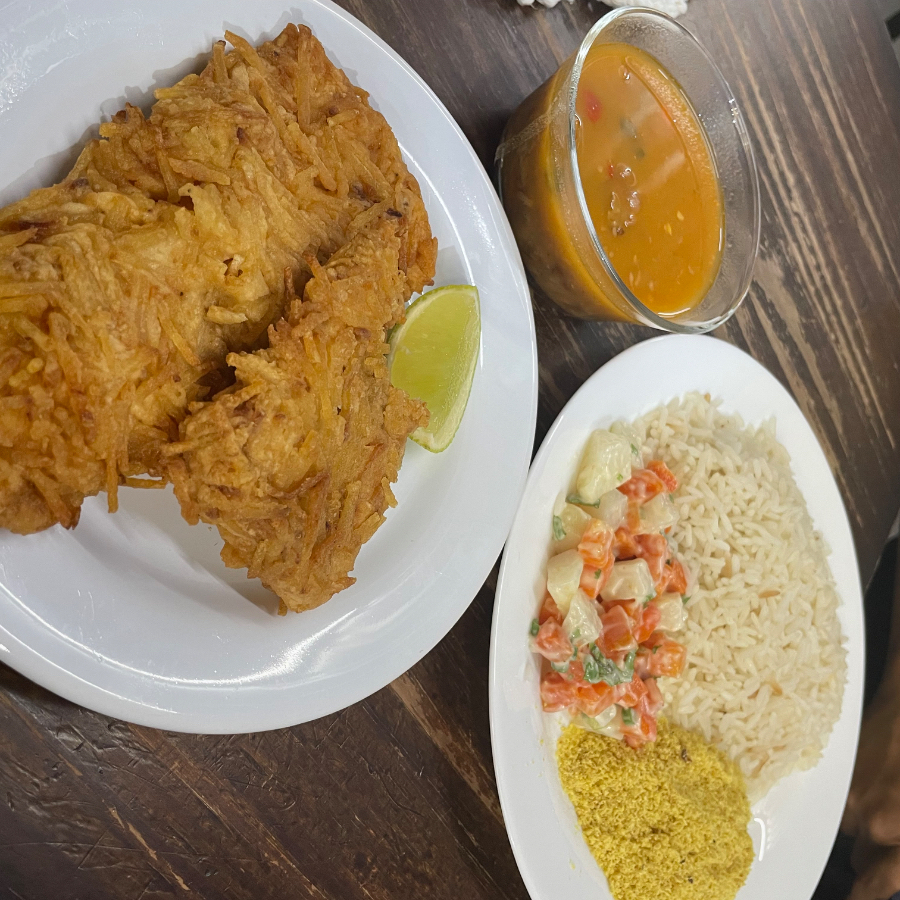 Acompanha Arroz , feijão , farofa e salada de maionese
