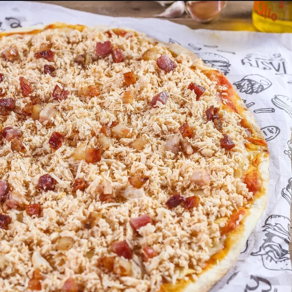 Massa Artesanal , Molho Pomodoro , Queijo Muçarela , Bacon em cubos e Oregano