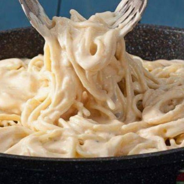 SPAGHETTI CON SALSA 4 QUESOS
