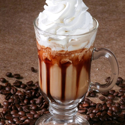 Delicie-se com um café espresso coberto com chantilly cremoso, proporcionando uma experiência suave e indulgente.