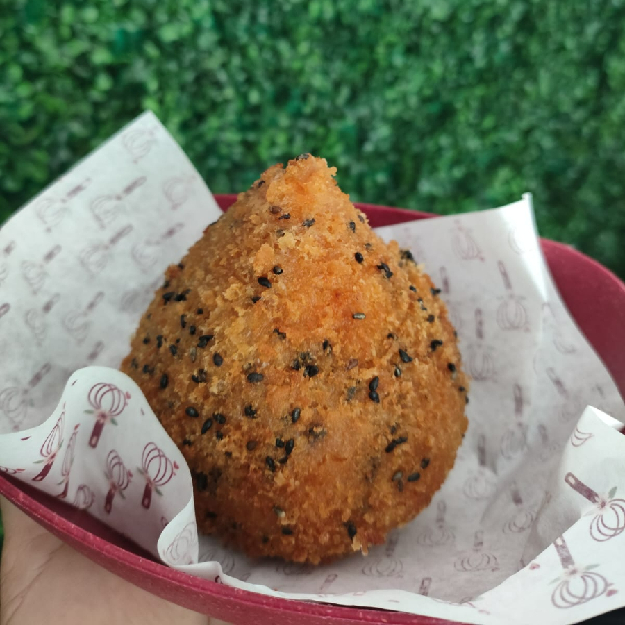 Massa de coxinha, com charque desfiada