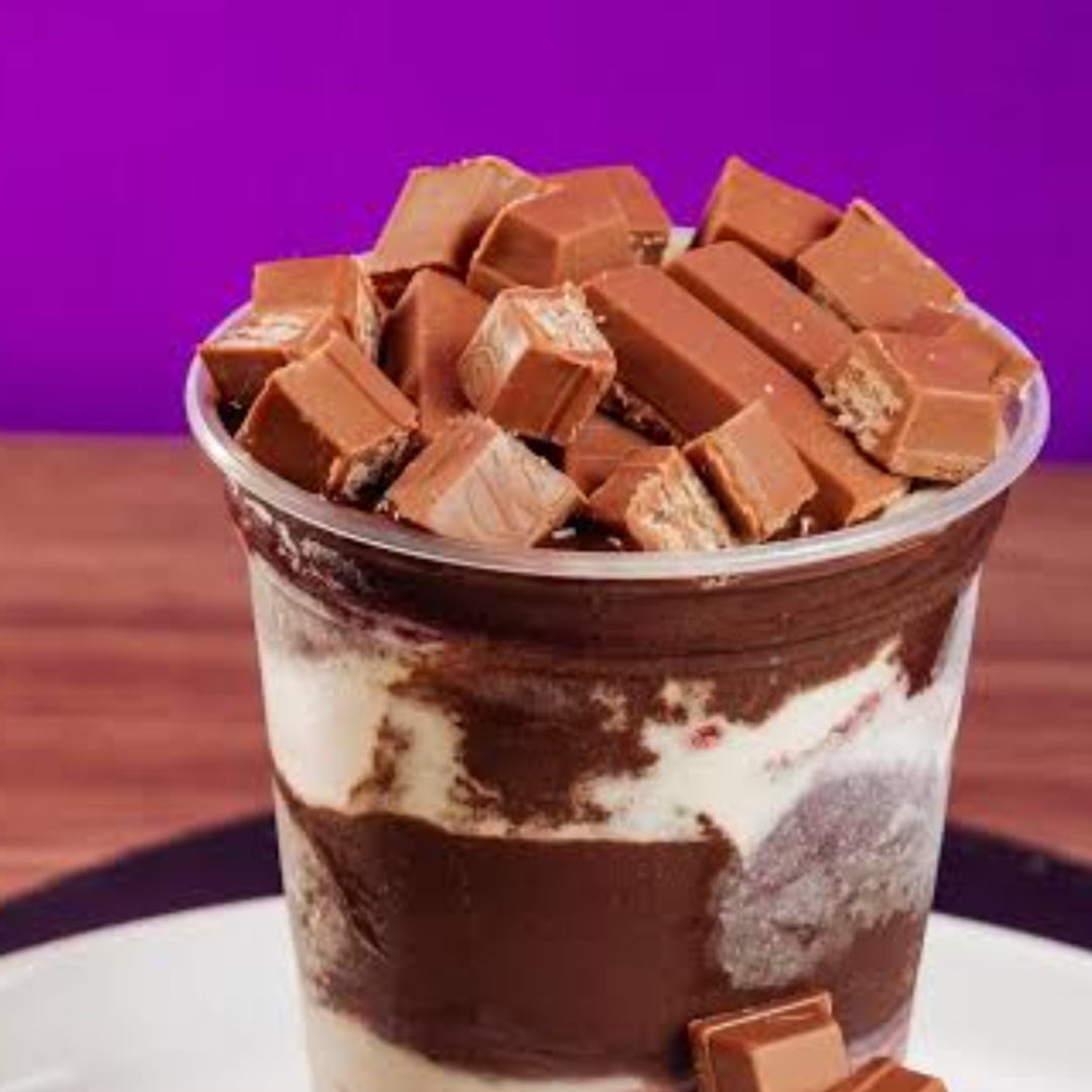 Açaí, creme ninho e kitkat