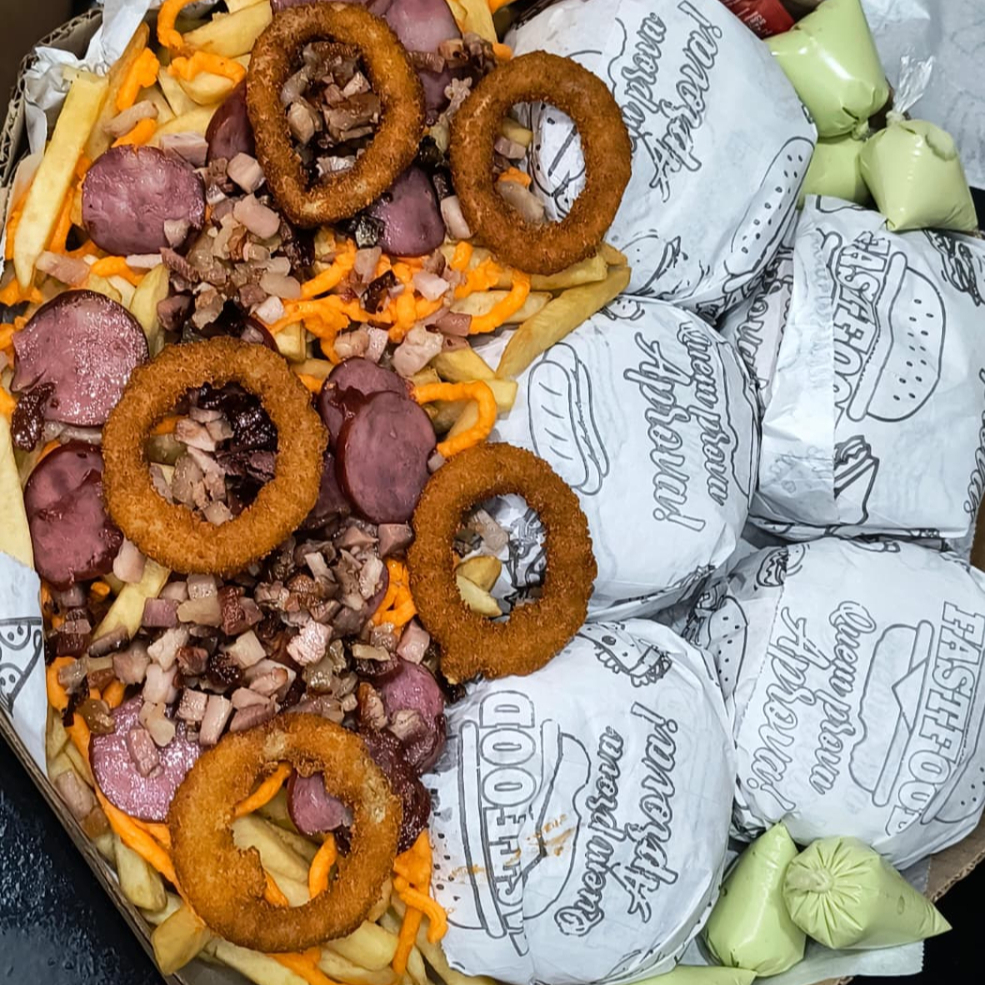 5 LsTudo ( Pão , carne , queijo, presunto, calabresa, bacon , salada , ovo  , molho verde e  ketchup ) + batata maluca ( Batata , bacon , calabresa , cheddar ) + anéis de cebola + 1 Refrigerante