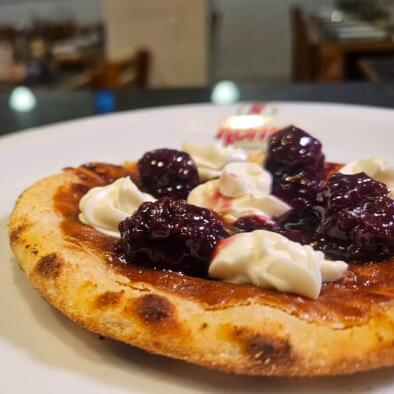 Chocolate branco caramelizado, cream cheese em gotas e uma deliciosa polpa de amora