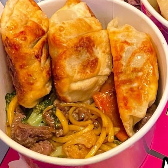 Meia poção do nosso épico yakisoba junto do melhor gyoza que você vai comer hoje!