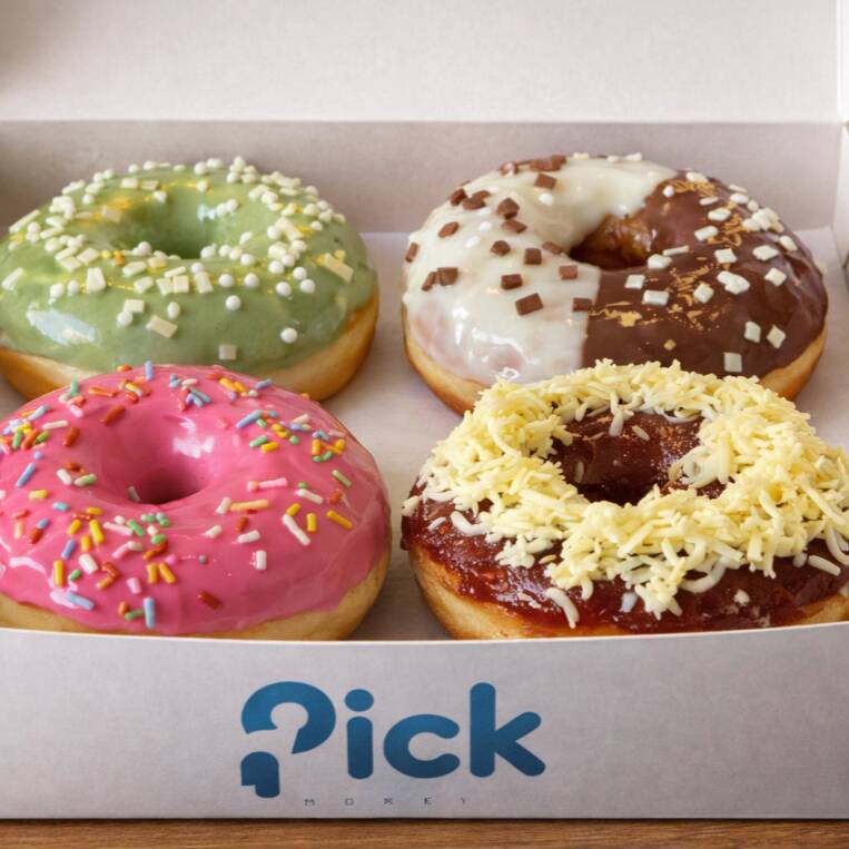 4 donuts sortidos, fresquinhos e cheios de sabor. A combinação do dia feita pra te surpreender