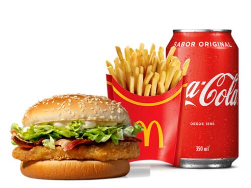 Frango empanado, maionese, bacon, alface americana e pão com gergelim, acompanhamento e bebida.