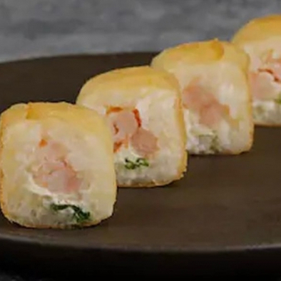 preparado com massa crocante de harumaki no lugar da alga nori, recheado com salmão e cream cheese